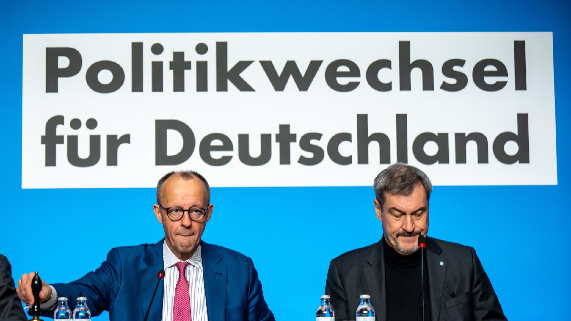 Friedrich Merz (l), CDU-Bundesvorsitzender und CDU/CSU-Fraktionsvorsitzender im Bundestag, sitzt neben Markus Söder, (CSU), Ministerpräsident von Bayern, und CSU-Vorsitzender, bei einer gemeinsamen Sitzung der Vorstände von CDU und CSU. 