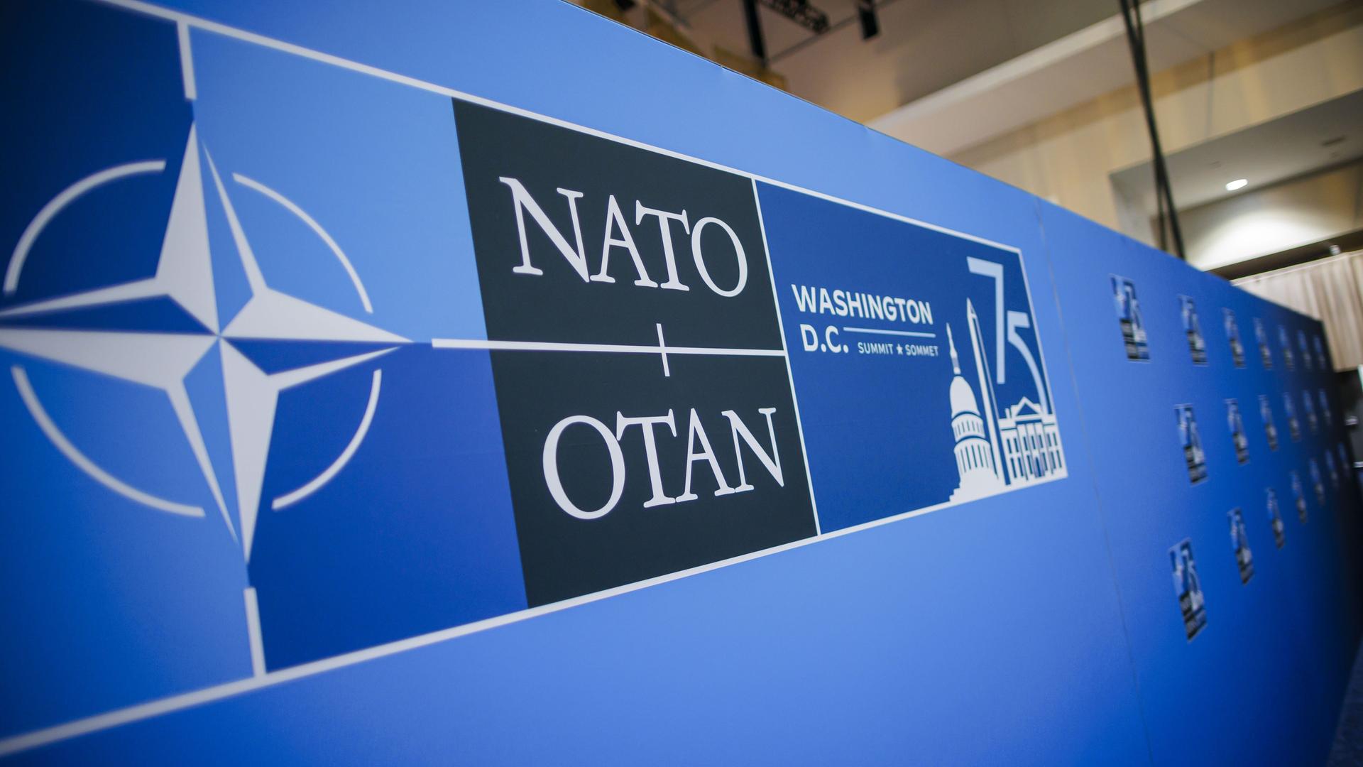 Eine blaue Stellwand mit dem Logo des NATO-Gipfels in Washington. 