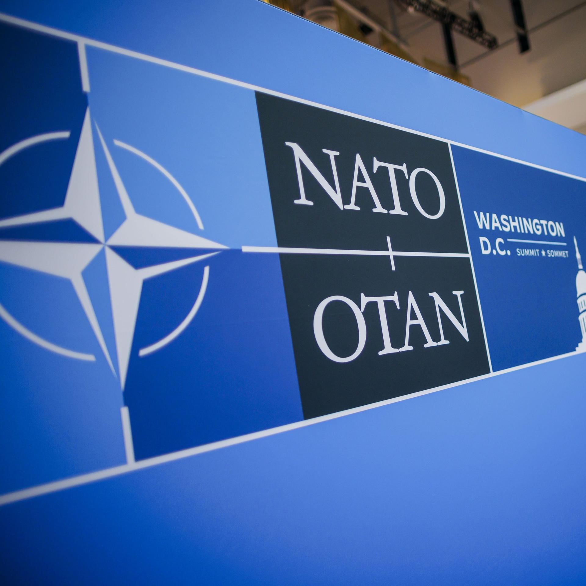 Eine blaue Stellwand mit dem Logo des NATO-Gipfels in Washington. 