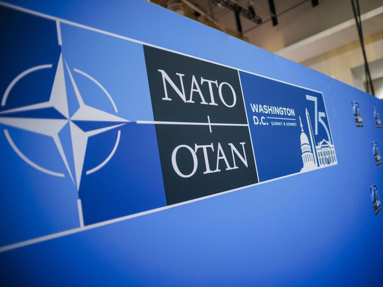 Eine blaue Stellwand mit dem Logo des NATO-Gipfels in Washington. 