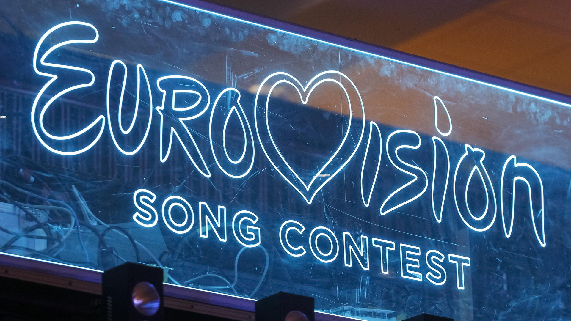 Der Schriftzug Eurovision Song Contest auf blauem Untergrund Der Schriftzug Eurovision Song Contest auf blauem Untergrund