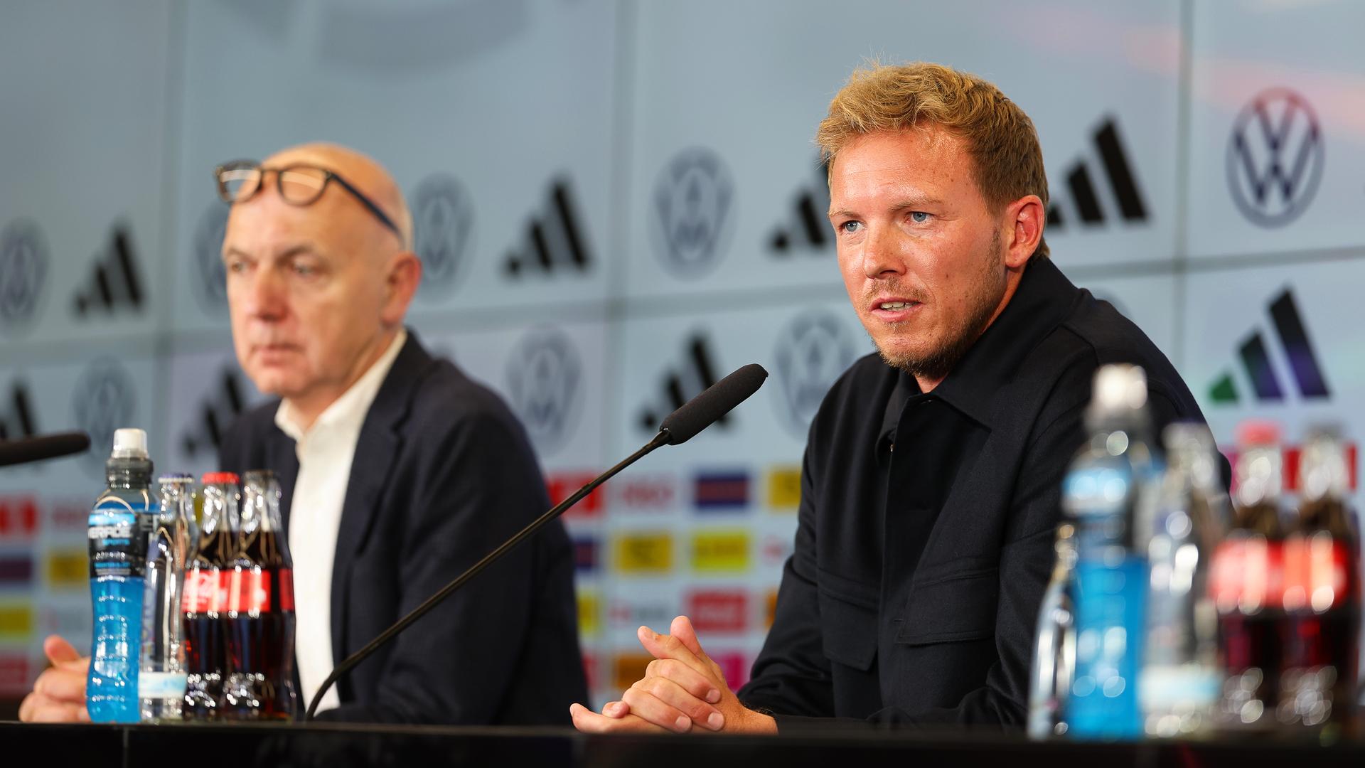 Der neue Bundestrainer Julian Nagelsmann (r) spricht neben DFB-Präsident Bernd Neuendorf.