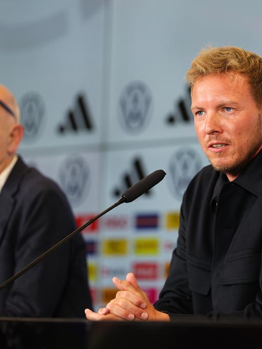 Der neue Bundestrainer Julian Nagelsmann (r) spricht neben DFB-Präsident Bernd Neuendorf.