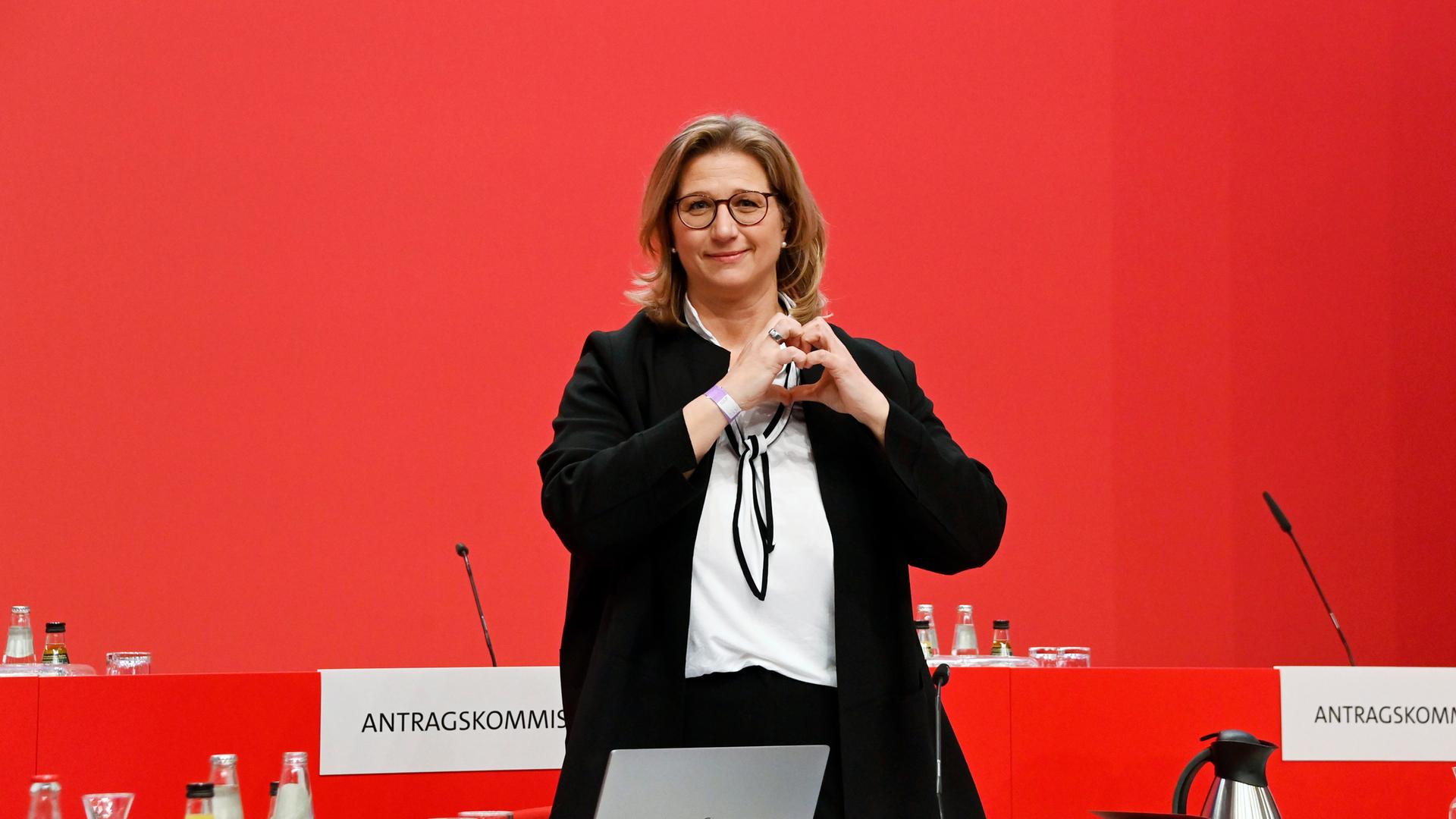 Anke Rehlinger beim ordentlichen Bundesparteitag der SPD mit der Wahl eines neuen Vorstands im CityCube. Berlin, 11.12.2021 Anke Rehlinger beim ordentlichen Bundesparteitag der SPD mit der Wahl eines neuen Vorstands im CityCube. Berlin, 11.12.2021