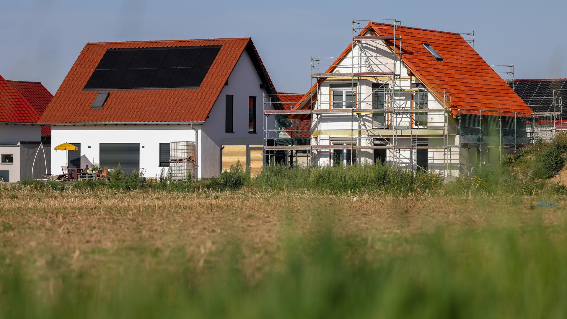 Neue Einfamilienhäuser stehen neben Feldern am südwestlichen Stadtrand von Leipzig. Neue Einfamilienhäuser stehen neben Feldern am südwestlichen Stadtrand von Leipzig.