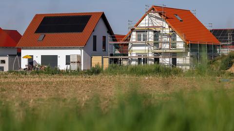 Neue Einfamilienhäuser stehen neben Feldern am südwestlichen Stadtrand von Leipzig.
