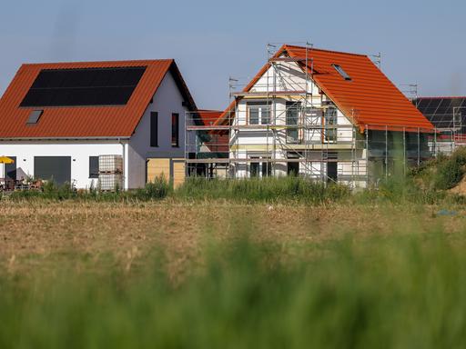 Neue Einfamilienhäuser stehen neben Feldern am südwestlichen Stadtrand von Leipzig.