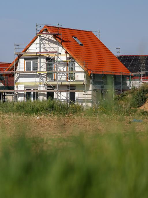 Neue Einfamilienhäuser stehen neben Feldern am südwestlichen Stadtrand von Leipzig.