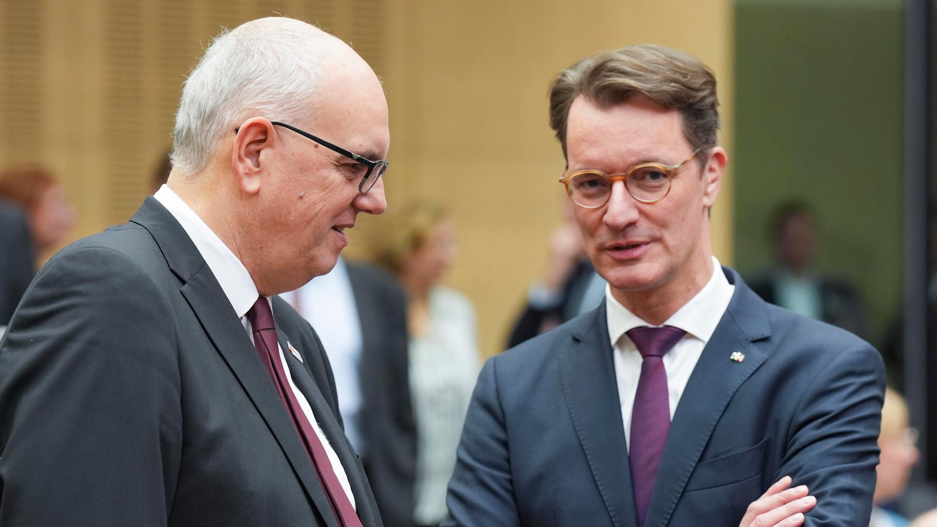 Bremens Bürgermeister Andreas Bovenschulte (SPD) und NRW-Ministerpräsident Hendrik Wüst (CDU) stehen beisammen