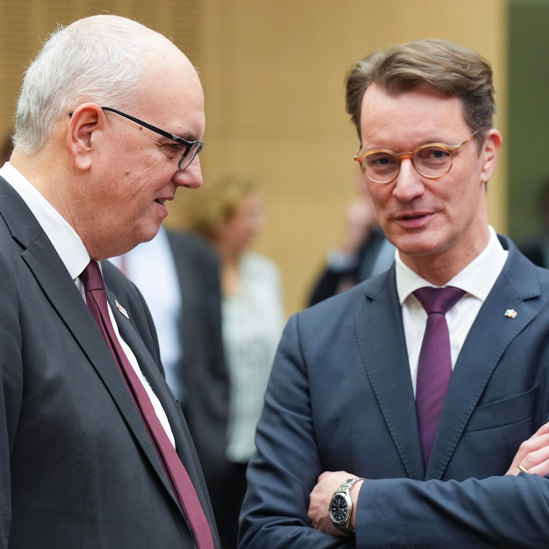 Bremens Bürgermeister Andreas Bovenschulte (SPD) und NRW-Ministerpräsident Hendrik Wüst (CDU) stehen beisammen