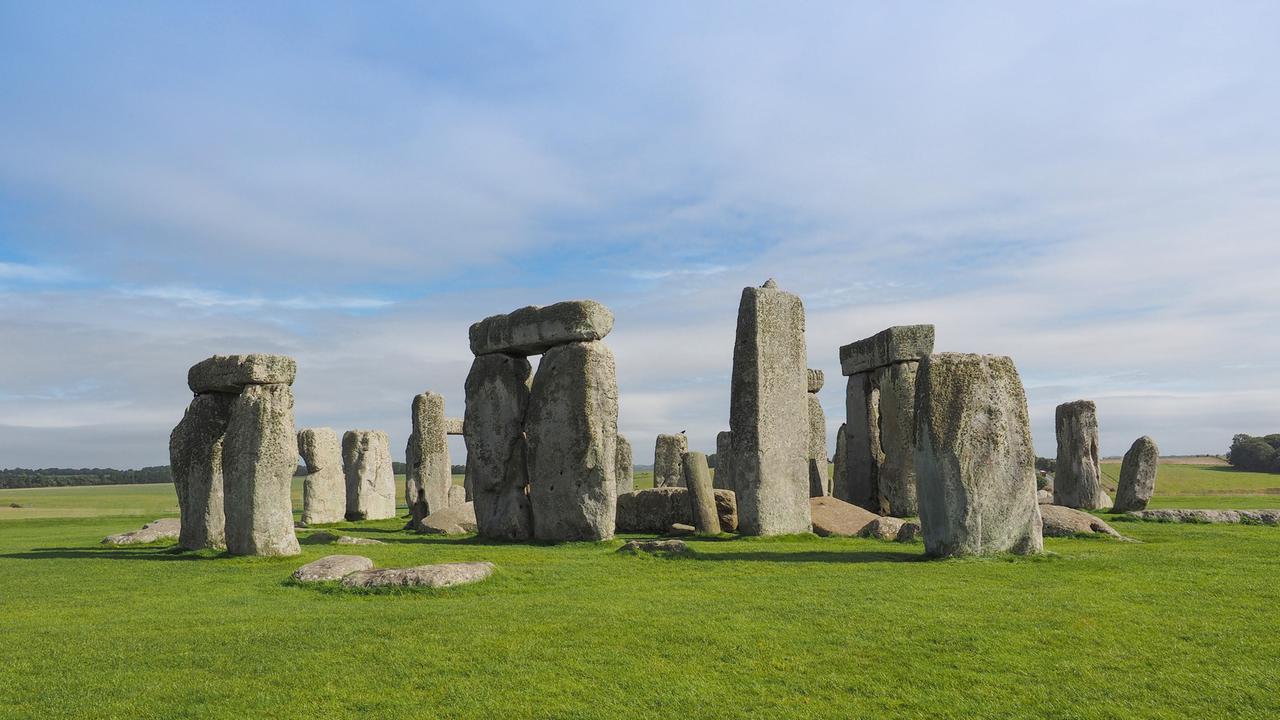 Ruinen des prähistorischen megalithischen Steinmonuments Stonehenge in Wiltshire, England. Gewaltige Steine stehen in einem Kreis auf einer weiten Wiese, Aufnahme vom 26.06.2024. 