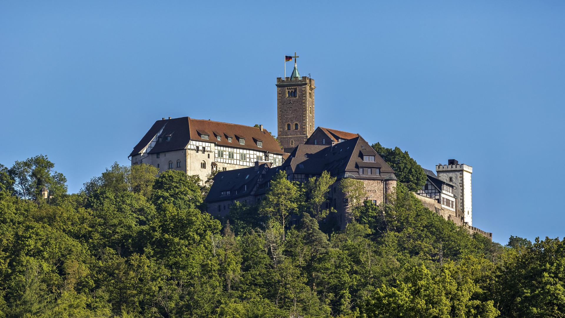 Wir sehen eine Burg auf einem Hügel. Wir sehen eine Burg auf einem Hügel.