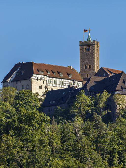Wir sehen eine Burg auf einem Hügel. 