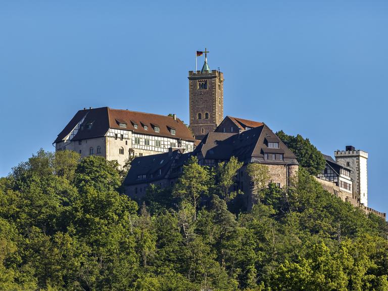 Wir sehen eine Burg auf einem Hügel. 