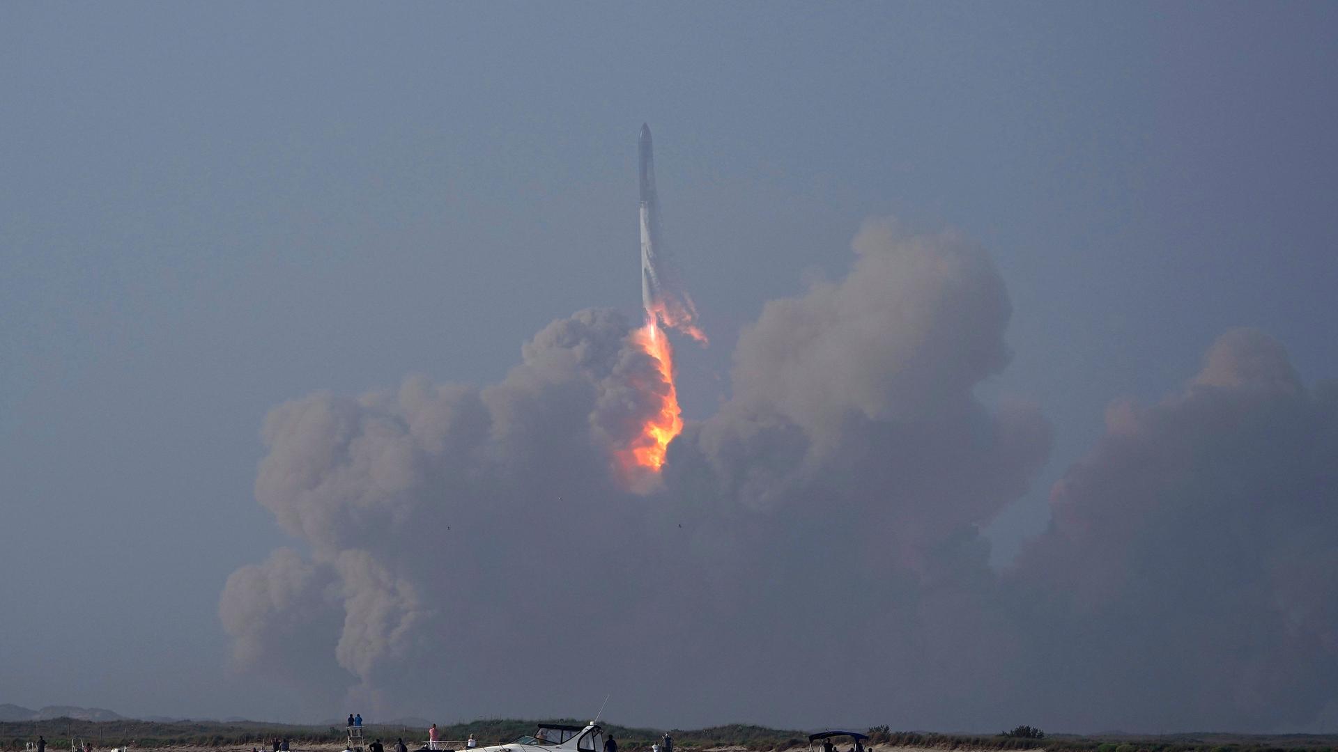 USA, Boca Chica: Das Raumschiff von SpaceX startet von der Starbase in Boca Chica. Der erste Testflug des bisher längsten jemals gebauten Raketensystems "StarshipX" ist wenige Minuten nach dem Start mit einem ungeplanten Auseinanderbrechen zu Ende gegangen.