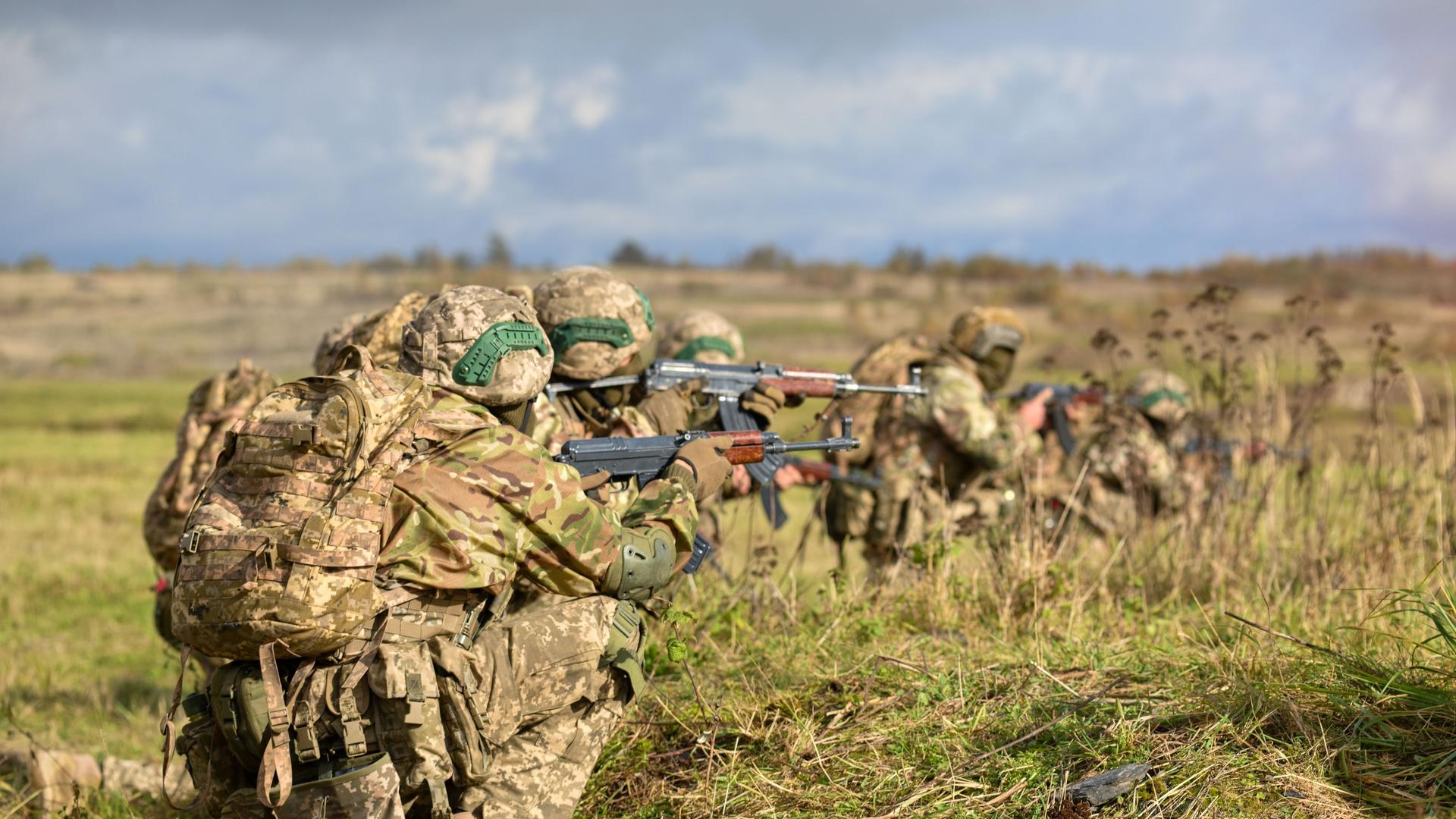 Ukrainische Soldaten absolvieren eine Übung in Kampfmontur. Ukrainische Soldaten absolvieren eine Übung in Kampfmontur.