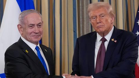 Israels Premierminister Benjamin Netanjahu und Präsident Donald Trump schütteln nach einer Pressekonferenz im Weißen Haus die Hände (29.09.2025)