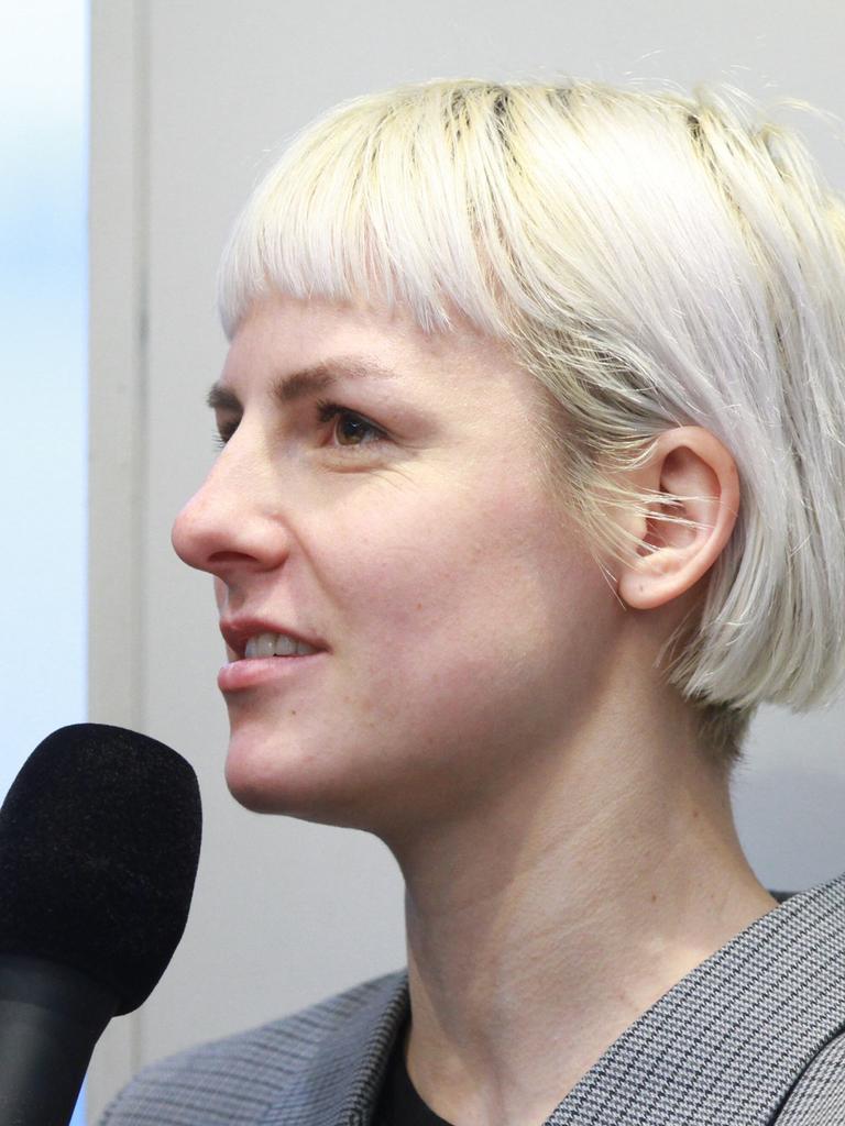 Die Schriftstellerin Helene Bukowski im Profil mit einem Mikrofon in der Hand.