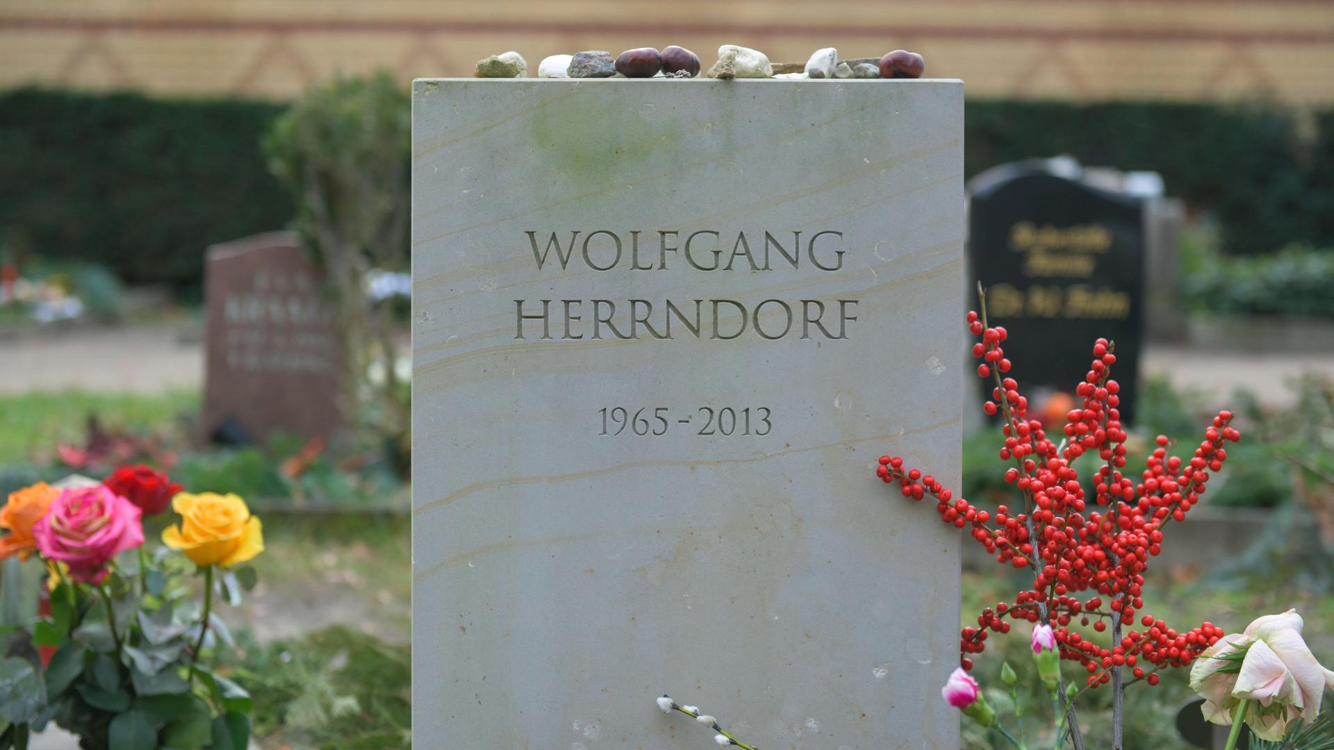 Grabstein mit der Inschrift "Wolfgang Herrndorf"und den Lebensdaten "1965 - 2013".