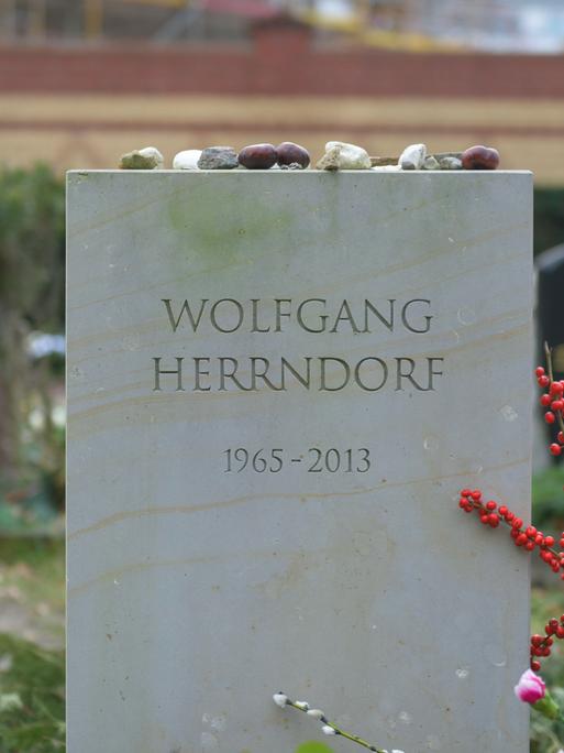 Grabstein mit der Inschrift "Wolfgang Herrndorf"und den Lebensdaten "1965 - 2013".