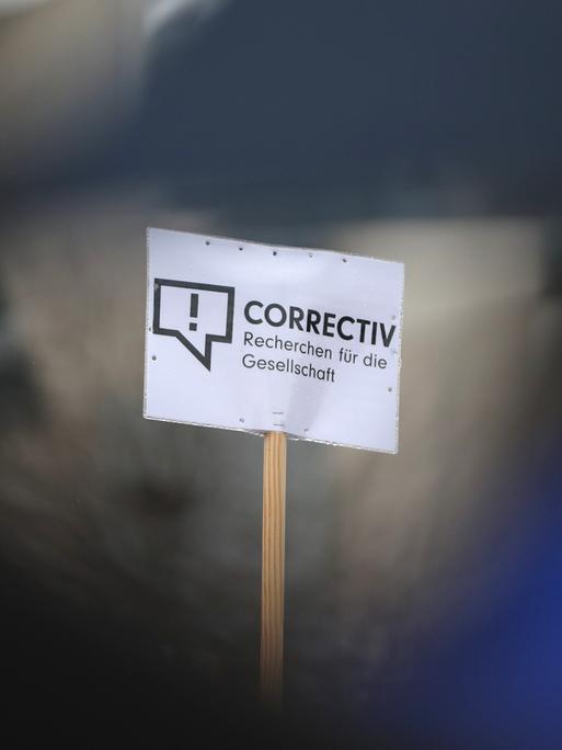 Schild mit dem Logo des Medienkollektivs "Correctiv" und der Aufschrift "Correctiv-Recherchen für die Gesellschaft" vor einem verschwommenem Hintergrund Schild mit dem Logo des Medienkollektivs "Correctiv" und der Aufschrift "Correctiv-Recherchen für die Gesellschaft" vor einem verschwommenem Hintergrund