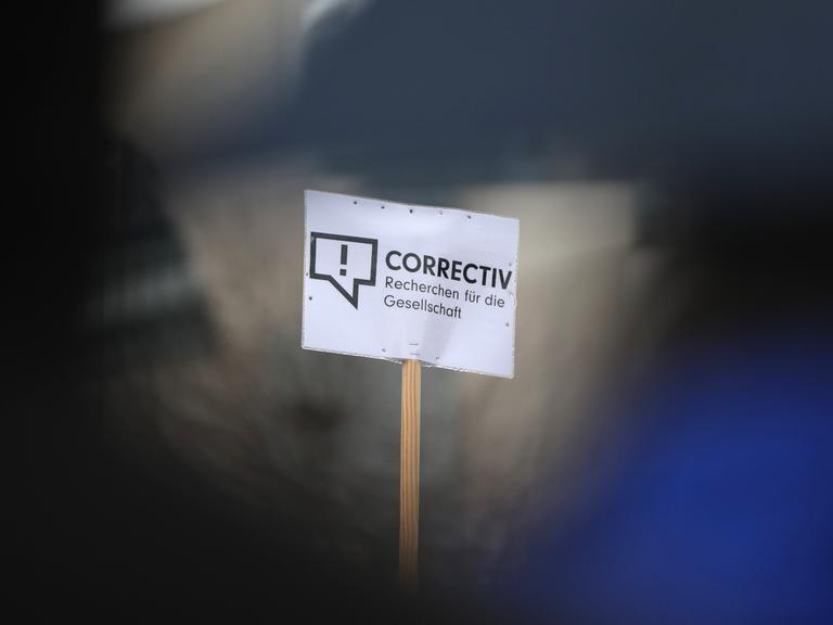 Schild mit dem Logo des Medienkollektivs "Correctiv" und der Aufschrift "Correctiv-Recherchen für die Gesellschaft" vor einem verschwommenem Hintergrund Schild mit dem Logo des Medienkollektivs "Correctiv" und der Aufschrift "Correctiv-Recherchen für die Gesellschaft" vor einem verschwommenem Hintergrund