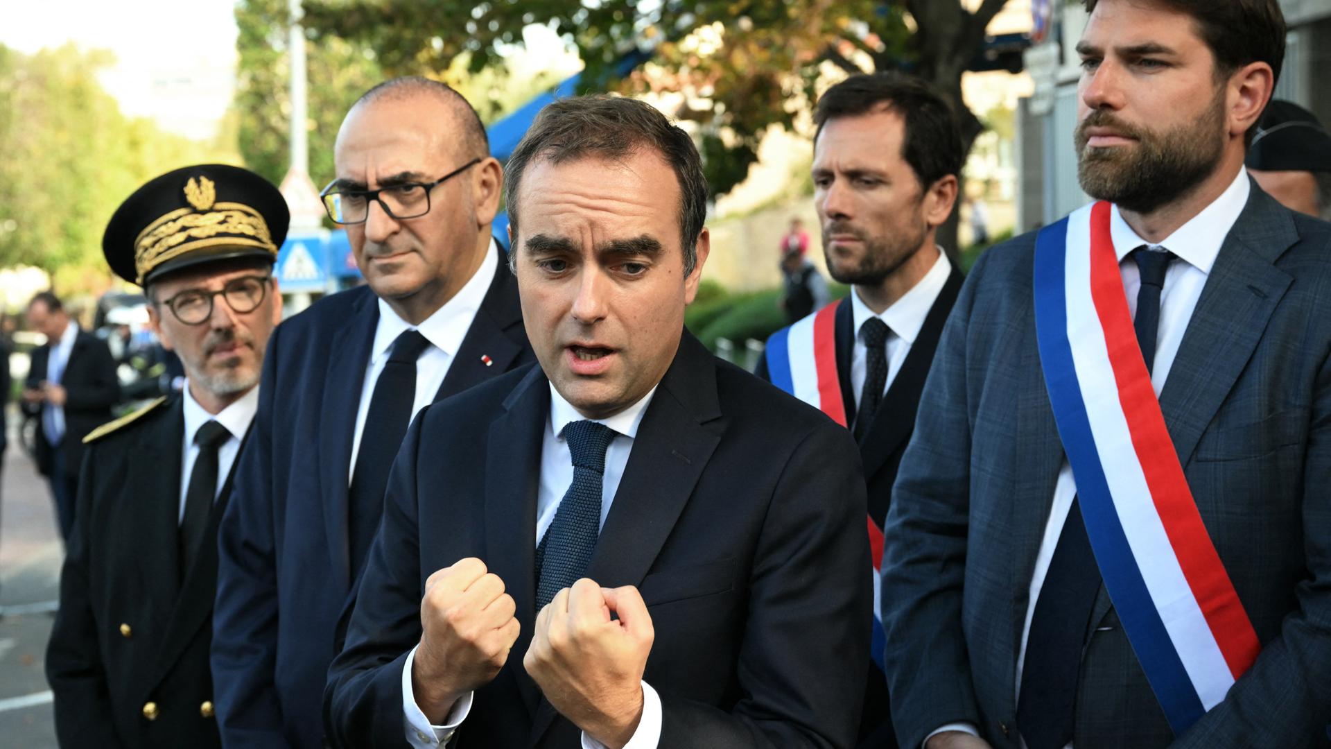 Der französische Premierminister Sébastien Lecornu ballt die Fäuste. An seiner Seite stehen mehrere Abgeordneten nach einem Besuch einer Polizeistation bei Paris. Der französische Premierminister Sébastien Lecornu ballt die Fäuste. An seiner Seite stehen mehrere Abgeordneten nach einem Besuch einer Polizeistation bei Paris.