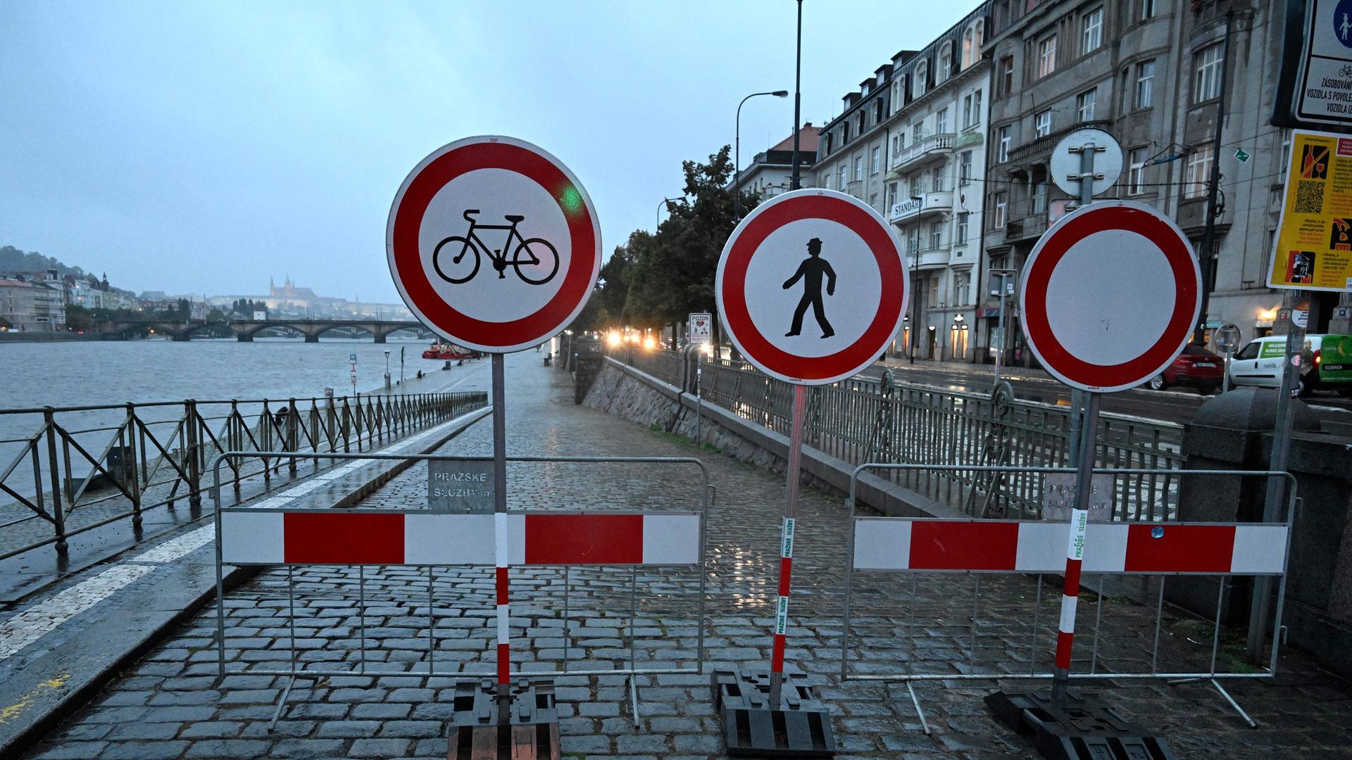 Eine Straße an der Moldau ist abgesperrt vor erwartetem Hochwasser. 