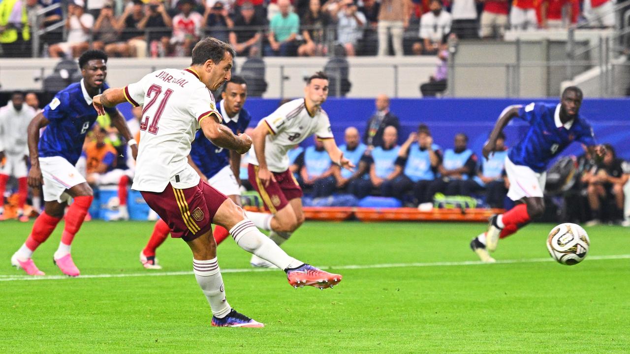WM-Halbfinale: Frankreich - Spanien; Mikel Oyarzabal (Spanien) erzielt das Tor zum 0:1 per Elfmeter. 
