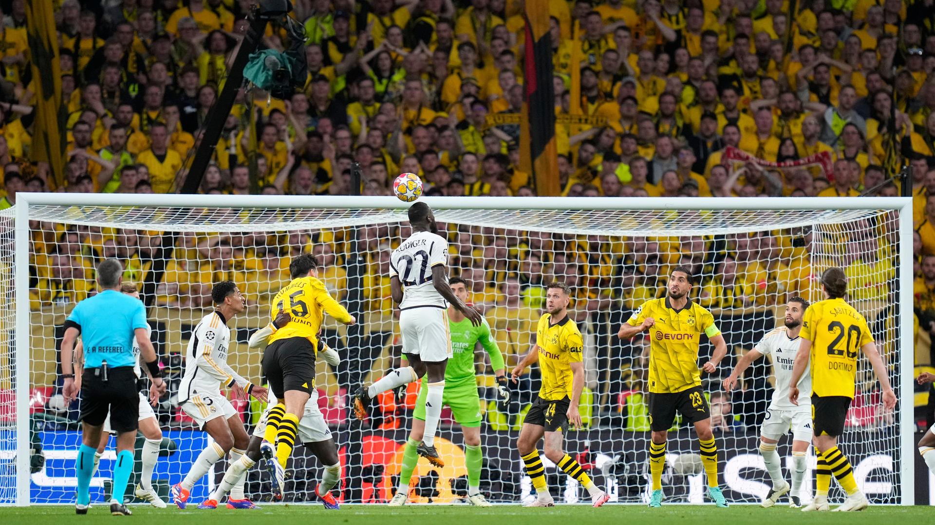 Der Dortmunder Mats Hummels (15) und Real Madrids Antonio Rüdiger (22) im Kopfdallduell im Champions League Finale im Wembley-Stadion. Der Dortmunder Mats Hummels (15) und Real Madrids Antonio Rüdiger (22) im Kopfdallduell im Champions League Finale im Wembley-Stadion.