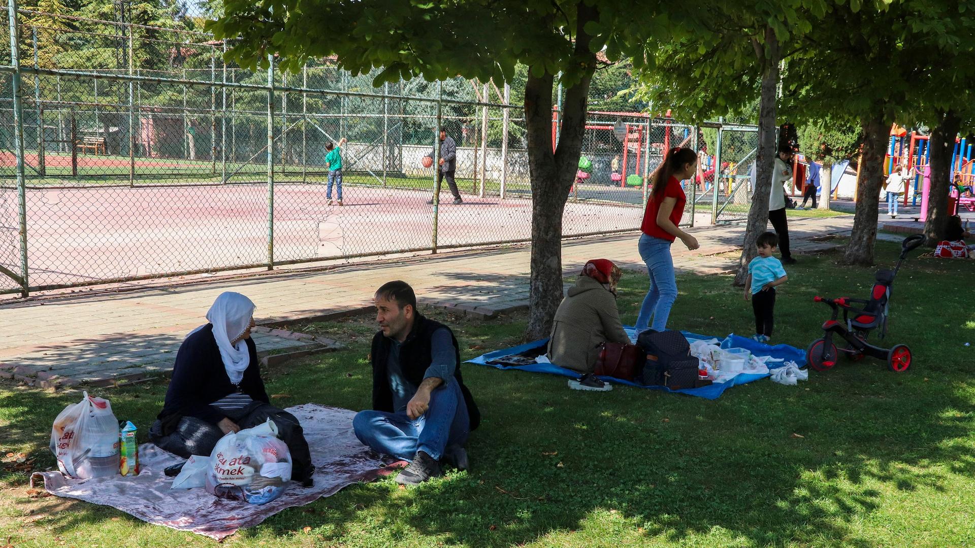 Türkei, Malatya: Menschen ruhen sich nach einem Erdbeben in Malatya, Südtürkei in einem öffentlichen Park abseits von Gebäuden aus.