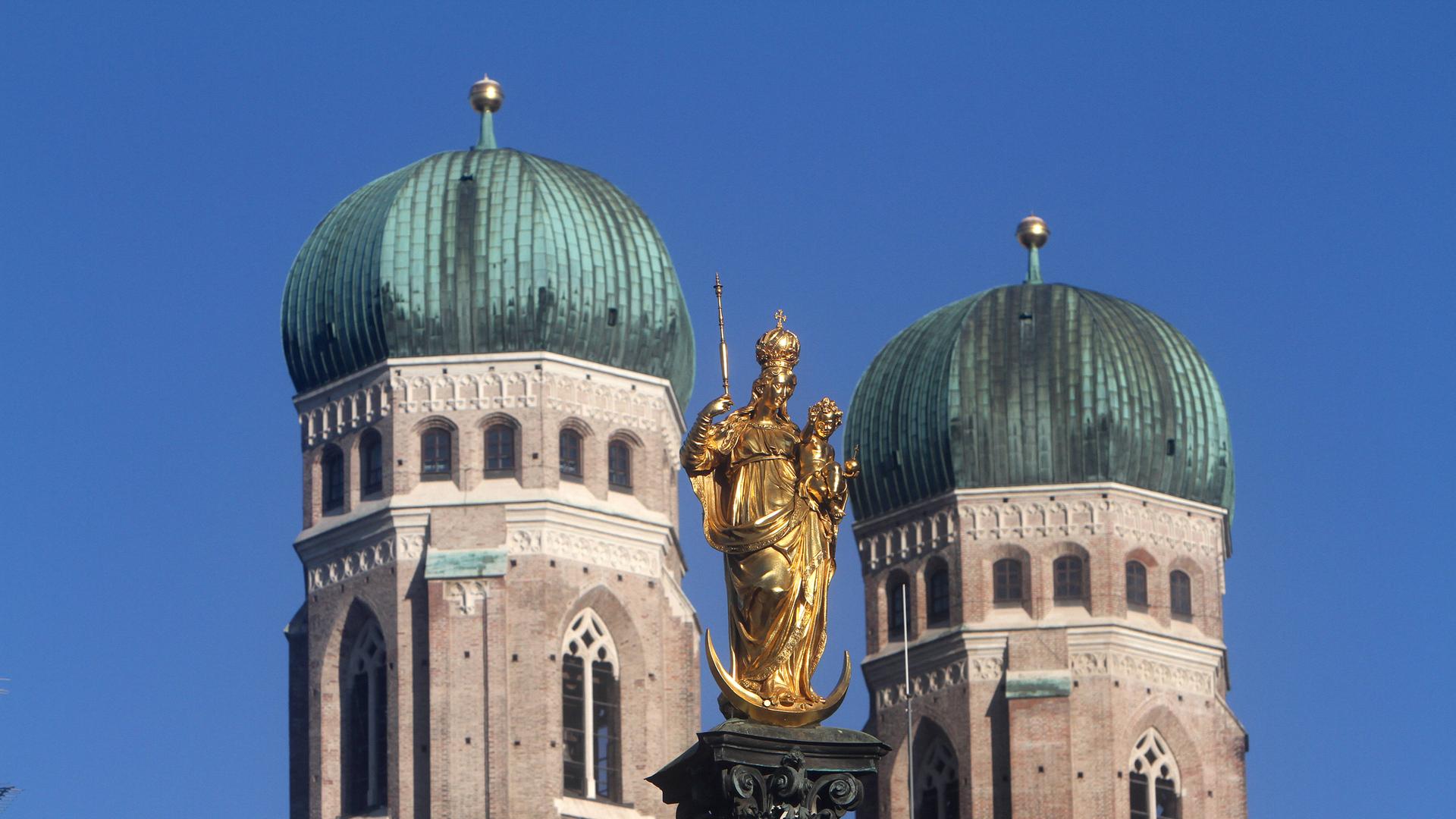 Türme der Münchner Frauenkirche und Mariensäule. Türme der Münchner Frauenkirche und Mariensäule.