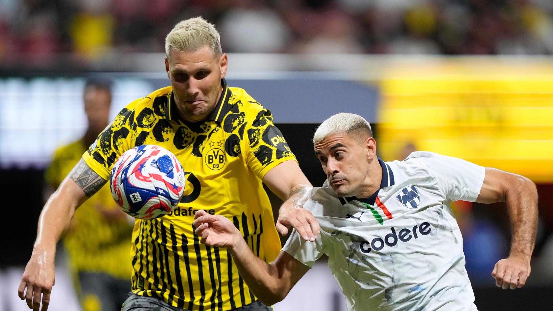 Zwei Fußballspieler kämpfen um den Ball. Zwei Fußballspieler kämpfen um den Ball.