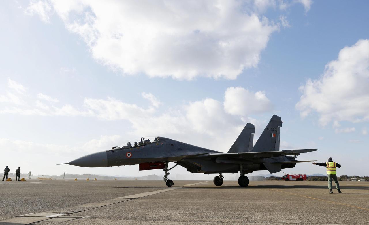 A Sukhoi-30 fighter plane of the Indian Air Force arrives at the Japan Air Self-Defense Force's Hyakuri Air Base in Omitama, Ibaraki Prefecture, eastern Japan, on Jan. 10, 2023, ahead of Japan and India's first joint fighter jet exercise. (Kyodo)