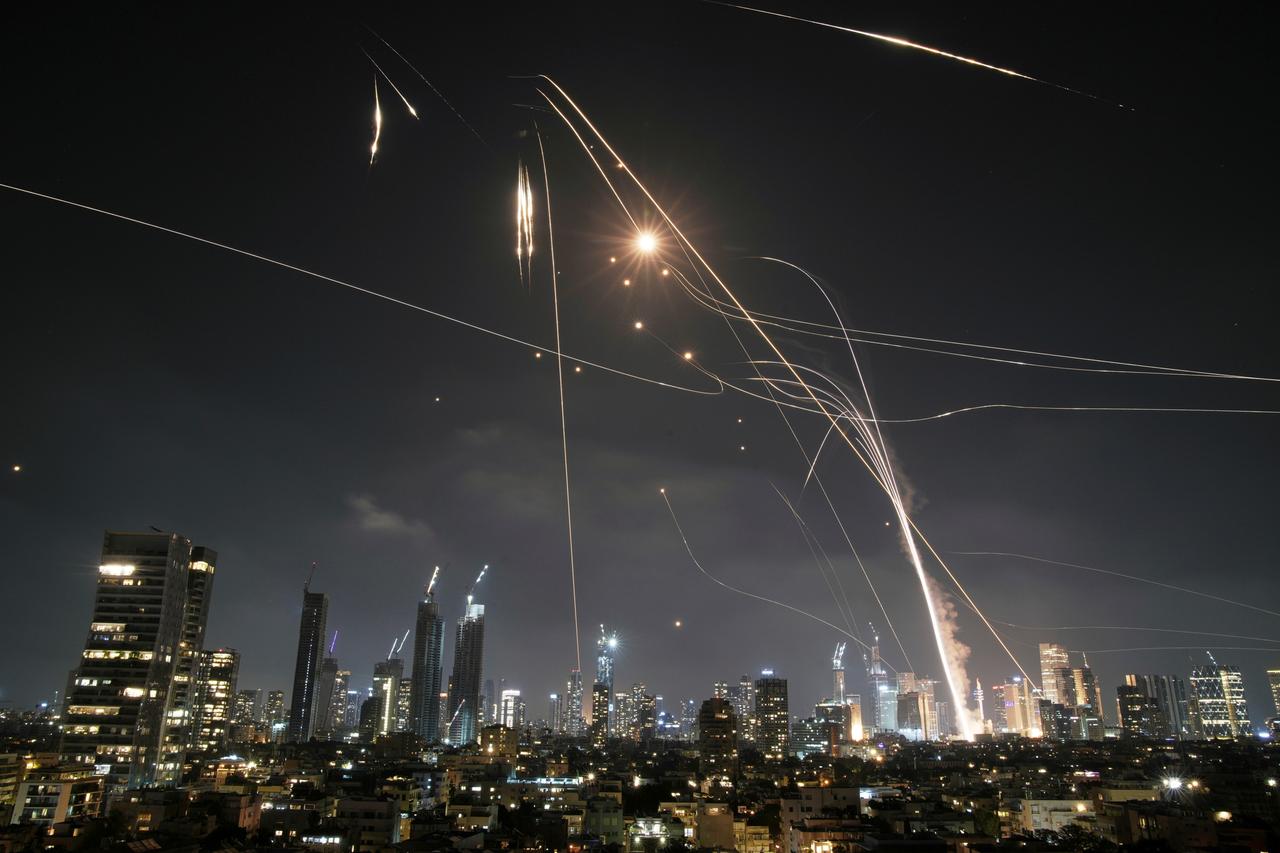 Die Skyline von Tel Aviv. Das israelische Luftabwehrsystem Iron Dome wehrt Raketen aus dem Iran ab. Die Skyline von Tel Aviv. Das israelische Luftabwehrsystem Iron Dome wehrt Raketen aus dem Iran ab.
