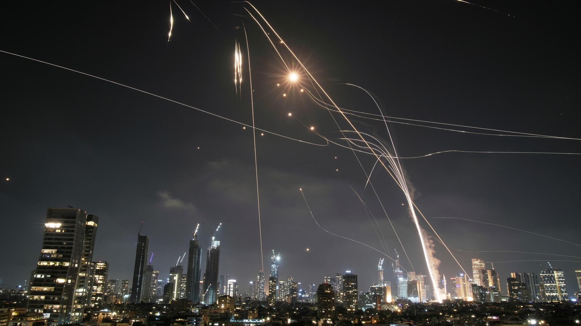 Die Skyline von Tel Aviv. Das israelische Luftabwehrsystem Iron Dome wehrt Raketen aus dem Iran ab. Die Skyline von Tel Aviv. Das israelische Luftabwehrsystem Iron Dome wehrt Raketen aus dem Iran ab.