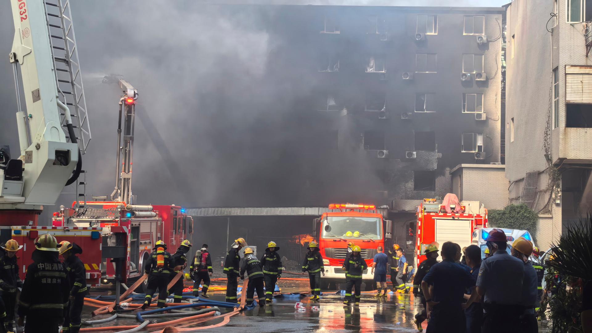Feuerwehrleute sind im Einsatz an einer brennenden Schuhfabrik im Dorf Jiangtou in China.