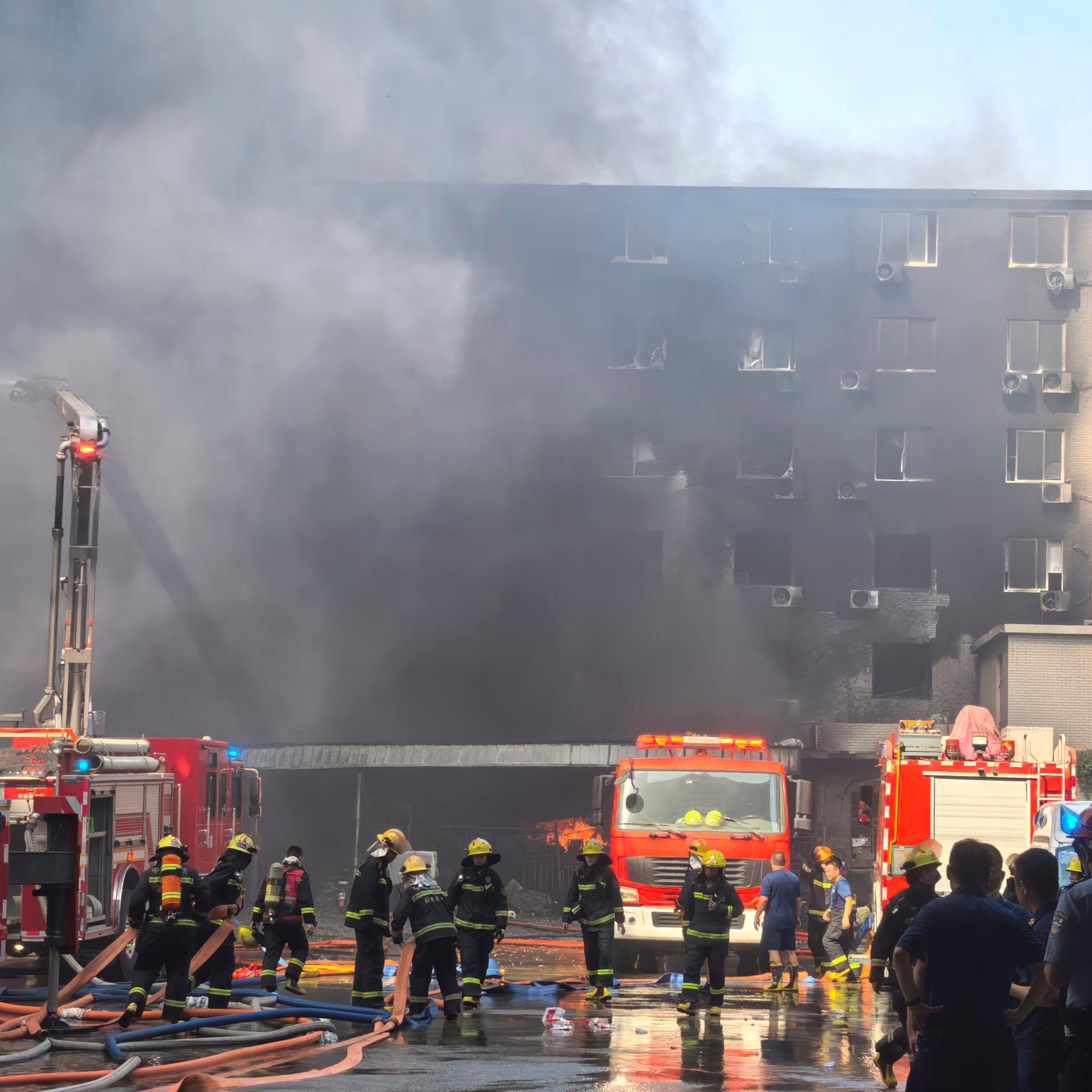 Feuerwehrleute sind im Einsatz an einer brennenden Schuhfabrik im Dorf Jiangtou in der Gemeinde Chendai der Stadt Jinjiang in der südöstlichen chinesischen Provinz Fujian. 