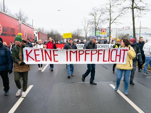 Demonstranten ziehen mit Bannern wie „Keine Impfpflicht“ durch die Nürnberger Südstadt. 