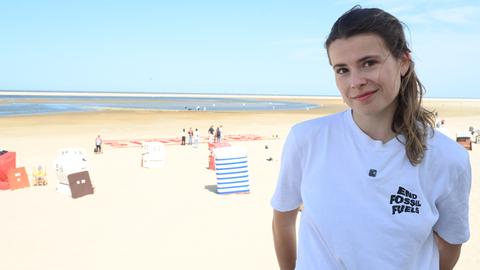 Luisa Neubauer steht am Strand von Borkum. Aktivisten von "Fridays for Future" demonstrierten auf Borkum gegen Gasbohrungen vor der Insel.