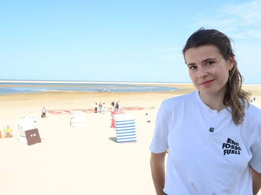Luisa Neubauer steht am Strand von Borkum. Aktivisten von "Fridays for Future" demonstrierten auf Borkum gegen Gasbohrungen vor der Insel. Luisa Neubauer steht am Strand von Borkum. Aktivisten von "Fridays for Future" demonstrierten auf Borkum gegen Gasbohrungen vor der Insel.