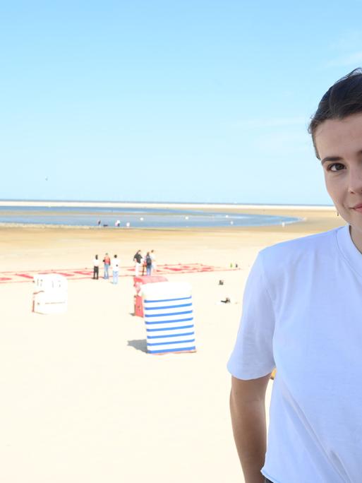 Luisa Neubauer steht am Strand von Borkum. Aktivisten von "Fridays for Future" demonstrierten auf Borkum gegen Gasbohrungen vor der Insel. Luisa Neubauer steht am Strand von Borkum. Aktivisten von "Fridays for Future" demonstrierten auf Borkum gegen Gasbohrungen vor der Insel.