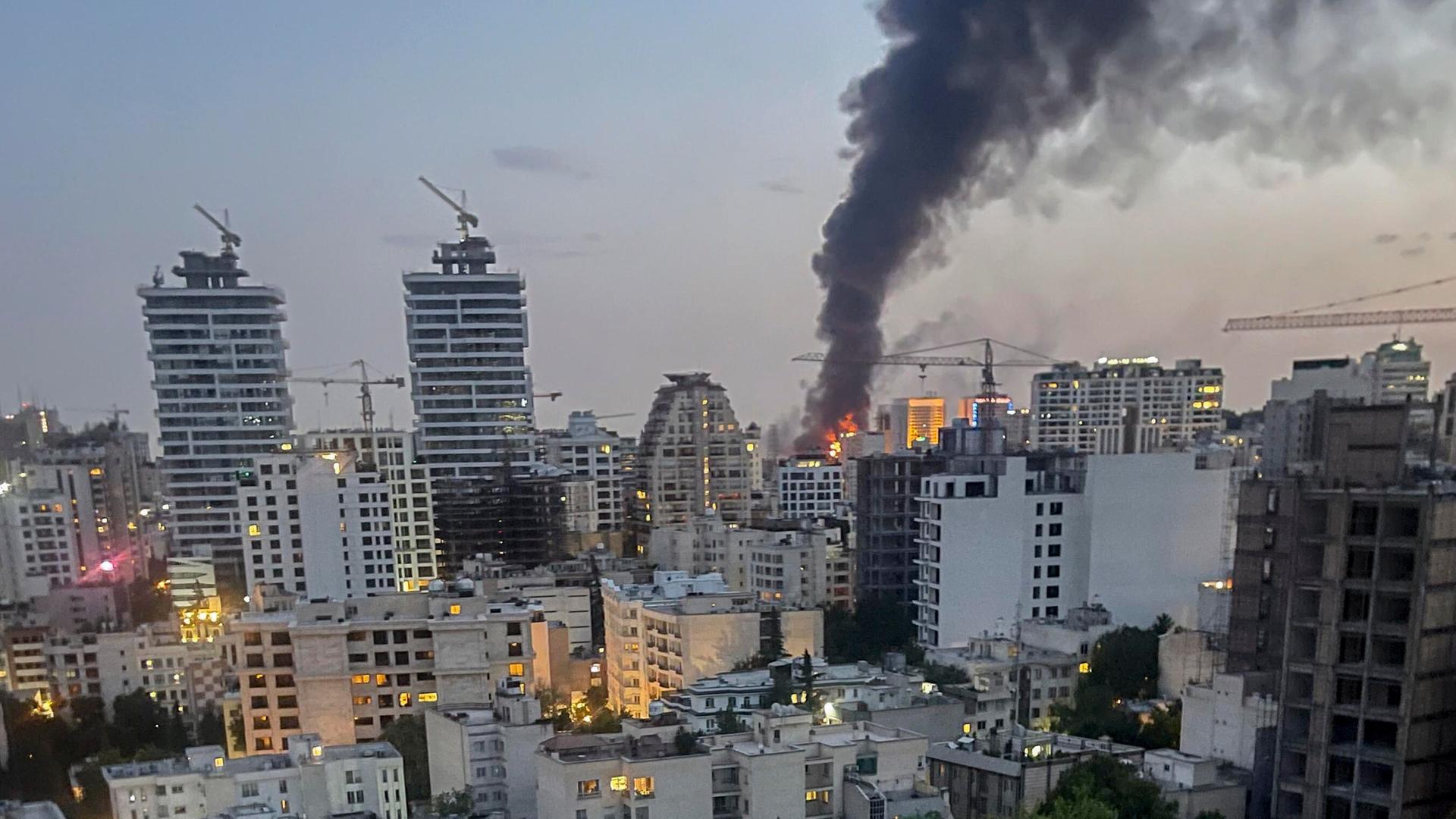 Nach einem israelischen Luftangriff auf Teheran am 16. Juni 2025 steigt Rauch aus einem Gebäude der iranischen Staatsmedien auf.