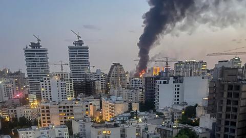 Nach einem israelischen Luftangriff auf Teheran am 16. Juni 2025 steigt Rauch aus einem Gebäude der iranischen Staatsmedien auf.