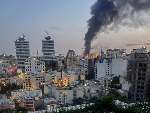Nach einem israelischen Luftangriff auf Teheran am 16. Juni 2025 steigt Rauch aus einem Gebäude der iranischen Staatsmedien auf.