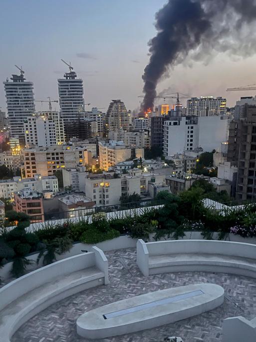 Nach einem israelischen Luftangriff auf Teheran am 16. Juni 2025 steigt Rauch aus einem Gebäude der iranischen Staatsmedien auf.
