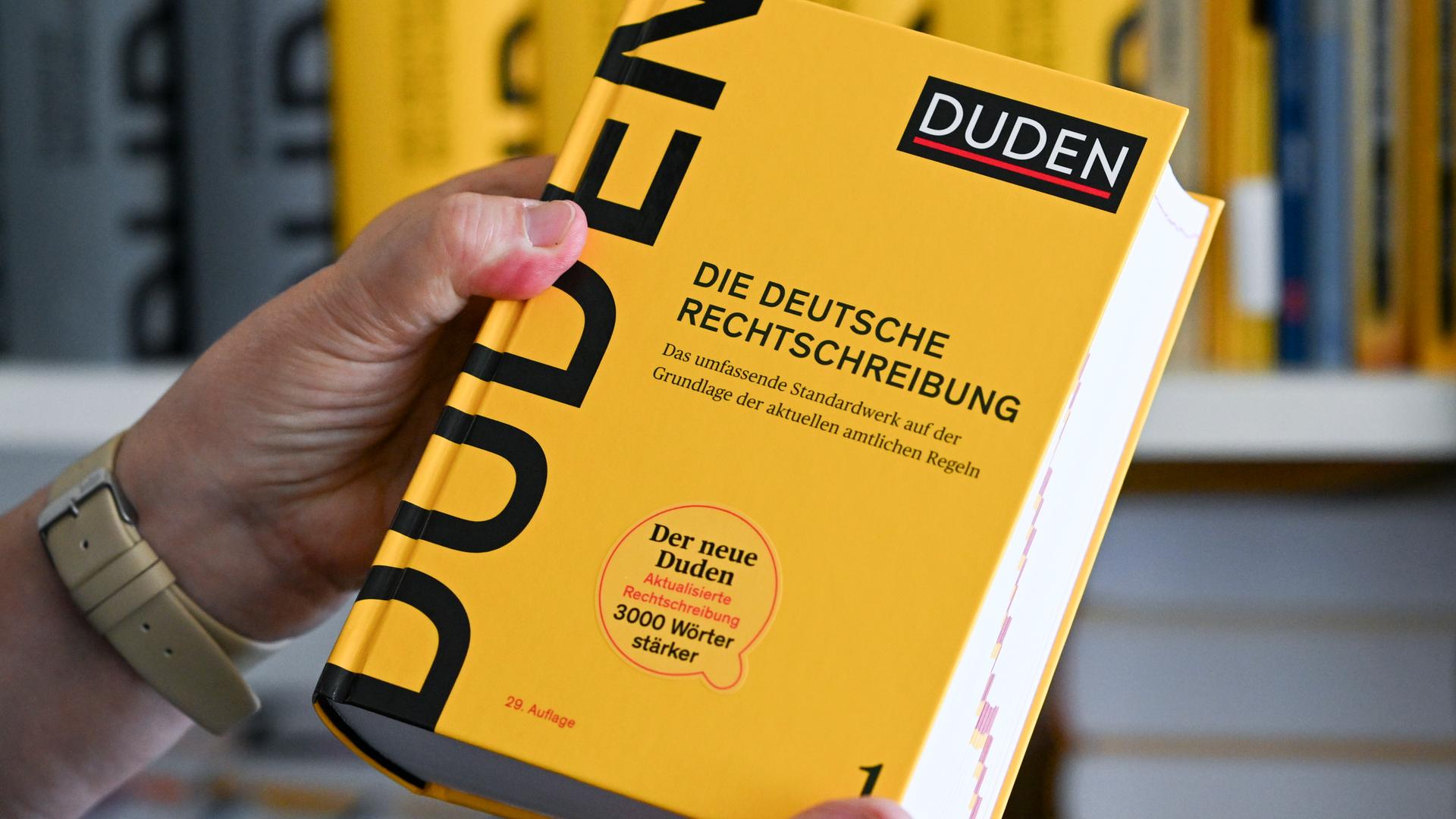 Das Wörter-Buch Duden in Groß-Aufnahme.