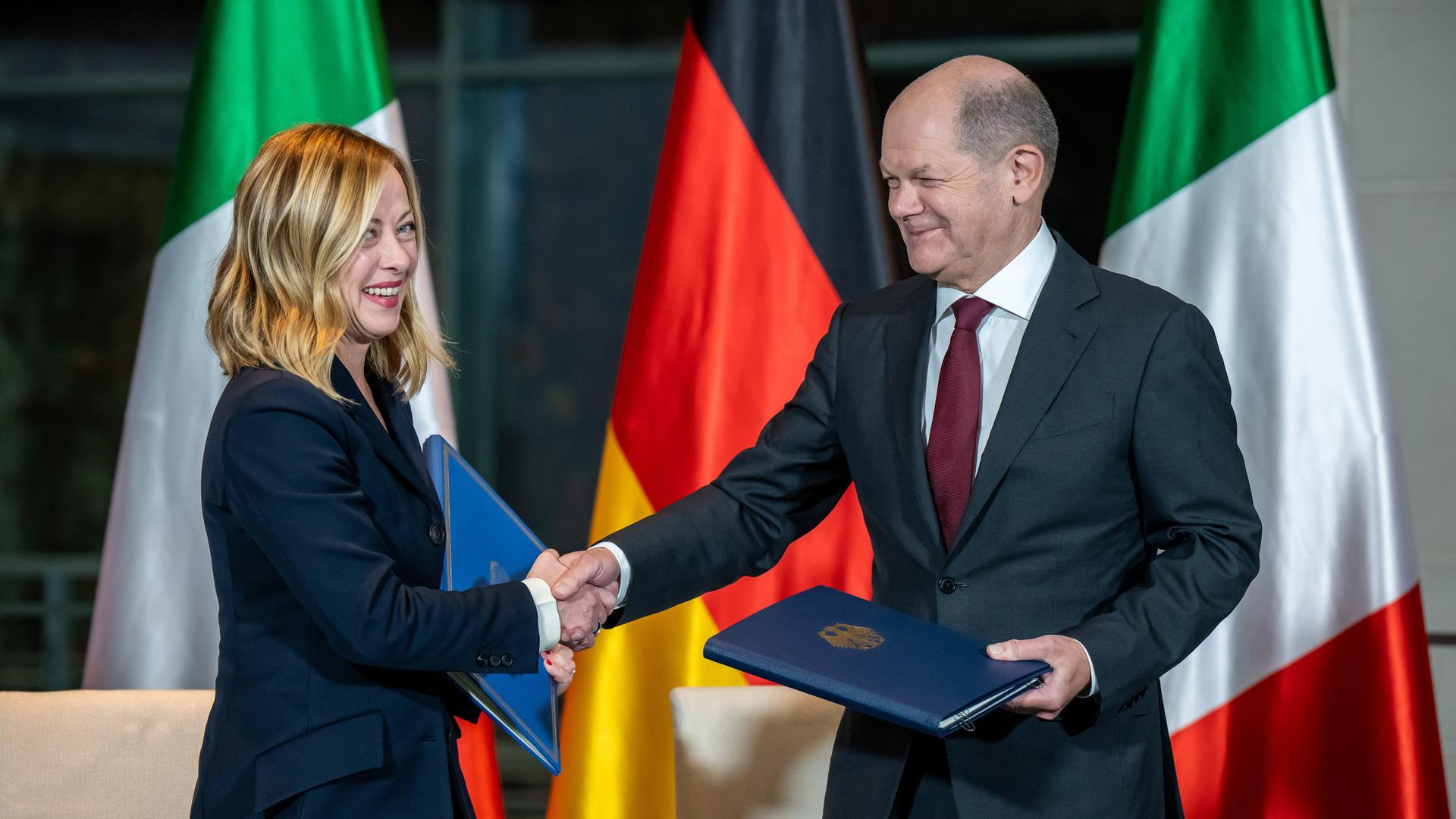 Bundeskanzler Olaf Scholz (SPD) steht neben Giorgia Meloni, Premierministerin von Italien, bei der Unterzeichnung des Aktionsplans zur Zusammenarbeit bei den deutsch-italienischen Regierungskonsultationen im Kanzleramt.