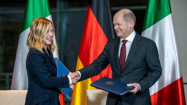 Bundeskanzler Olaf Scholz (SPD) steht neben Giorgia Meloni, Premierministerin von Italien, bei der Unterzeichnung des Aktionsplans zur Zusammenarbeit bei den deutsch-italienischen Regierungskonsultationen im Kanzleramt.