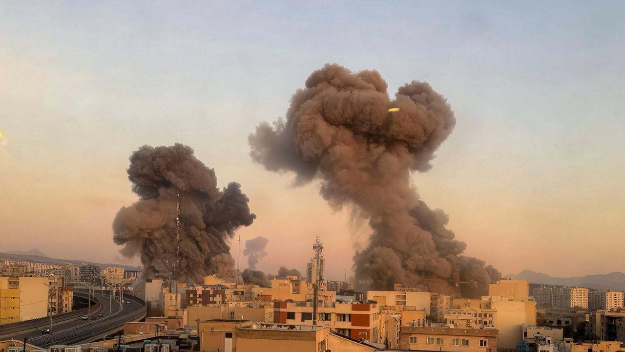 Rauchwolken über Teheran nach Angriffen von USA und Israel. 